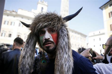 Sciamano Montecitorio, chi è Hermes Ferrari 